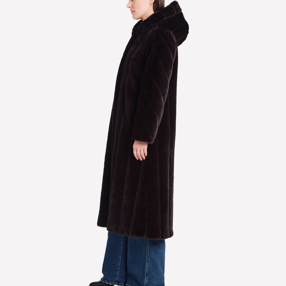 Elegant Black Faux Fur Coat - Picture 3 of 9